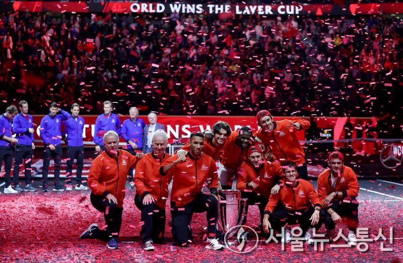 팀 월드가 26일(현지시간) 영국 런던에서 열린 팀 유럽과의 레이버컵 테니스 토너먼트에서 우승한 후 트로피를 들고 포즈를 취하고 있다. 2022.9.26/신화=서울뉴스통신