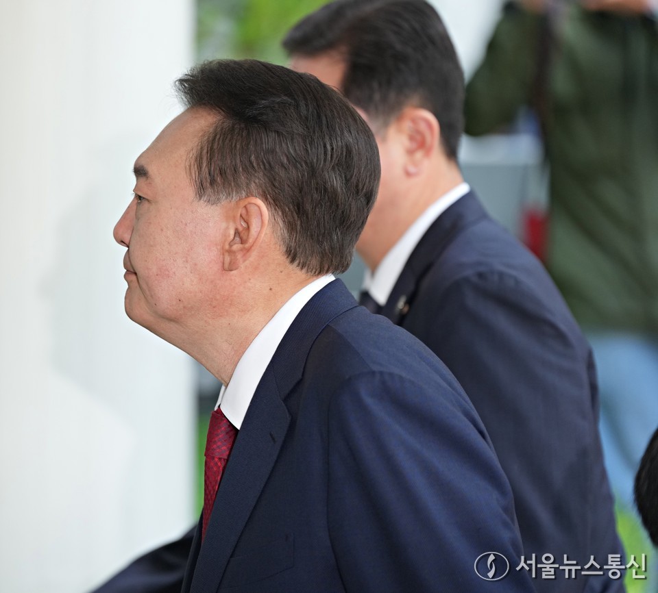 윤석열 전 대통령이 26일 서울 서초구 서울중앙지방법원에서 열린 내란 우두머리 혐의·직권남용 권리행사 방해 혐의 사건 5차 공판에 출석하고 있다. (2025.05.26) / 사진 = 서울뉴스통신 신현성 기자