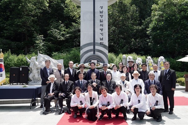 성남 판교 출신 항일 의병장인 동천 남상목 의병장 순국 117주기 추모제가 오는 30일 분당구 낙생대공원 내 항일의병기념탑앞에서 열린다. 사진은 2024년도 추모제를 올린후 자손 및 관계자들이 기념촬영을 하고 있는 모습. 사진/성남시