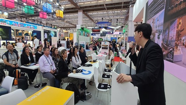 서울 설명회를 관심있게 경청하는 남미지역 바이어 모습