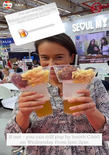 IMEX 직원이 직접 IMEX에서 인기가 높은 서울 홍보관 치맥 페스타를 홍보하는 모습