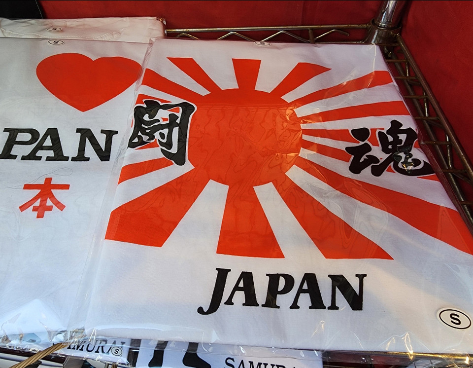 일본 도쿄 하라주쿠역 주변 상점에서 판매하고 있는 욱일기 티셔츠 / 사진 = 서경덕교수팀 제공