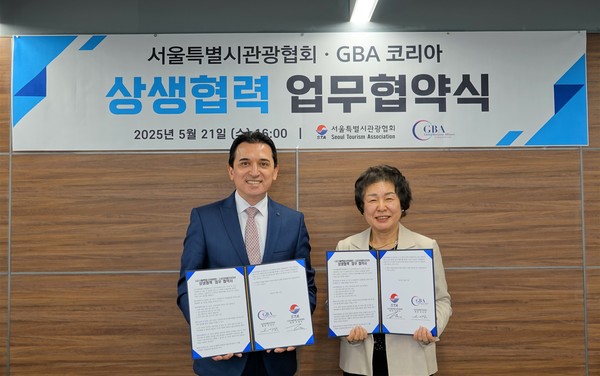 GBA코리아 오시난 회장(좌측)과 서울시관광협회 조태숙 회장(우측) 업무협약 기념촬영 모습