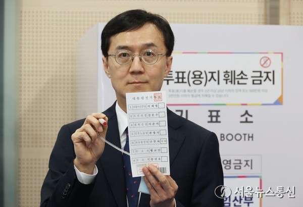 제21대 대통령선거 사전투표를 하루 앞둔 28일 서울 관악구 신사동사전투표소에서 오민석 서울시선관위 위원장이 현장 점검을 하고 있다. 2025.05.28. 사진 신현성 기자 snakorea.rc@gmail.com