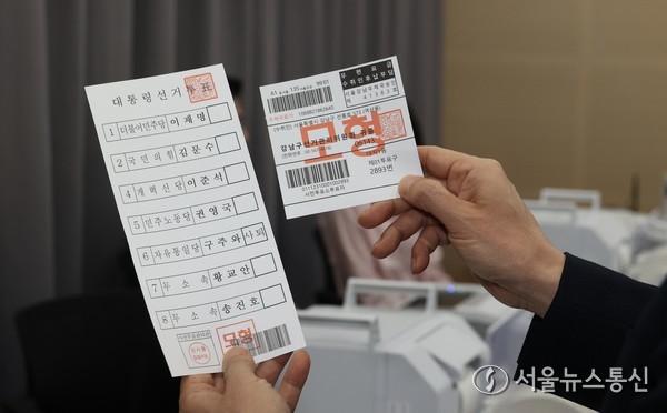 제21대 대통령선거 사전투표를 하루 앞둔 28일 서울 관악구 신사동사전투표소에서 오민석 서울시선관위 위원장이 현장 점검을 하고 있다. 2025.05.28. 사진 신현성 기자 snakorea.rc@gmail.com