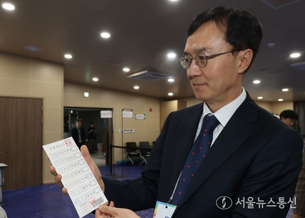 제21대 대통령선거 사전투표를 하루 앞둔 28일 서울 관악구 신사동사전투표소에서 오민석 서울시선관위 위원장이 현장 점검을 하고 있다. 2025.05.28. 사진 신현성 기자 snakorea.rc@gmail.com