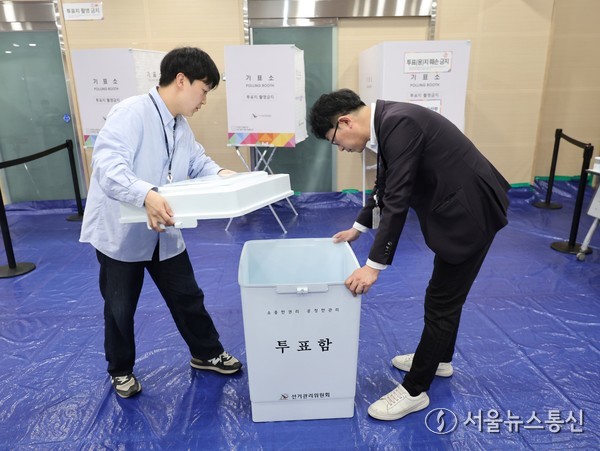 제21대 대통령선거 사전투표를 하루 앞둔 28일 서울 관악구 신사동사전투표소에서 선관위 직원들이 투표소 설치를 진행하고 있다. 2025.05.28. 사진 신현성 기자 snakorea.rc@gmail.com