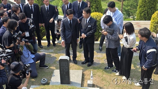 김문수 국민의힘 대선 후보가 28일 경남 창원시 소재 국립 3.15 민주묘지를 찾아 참배하고 있다. 2025.05.28. 이민희 기자 nimini73@daum.net 