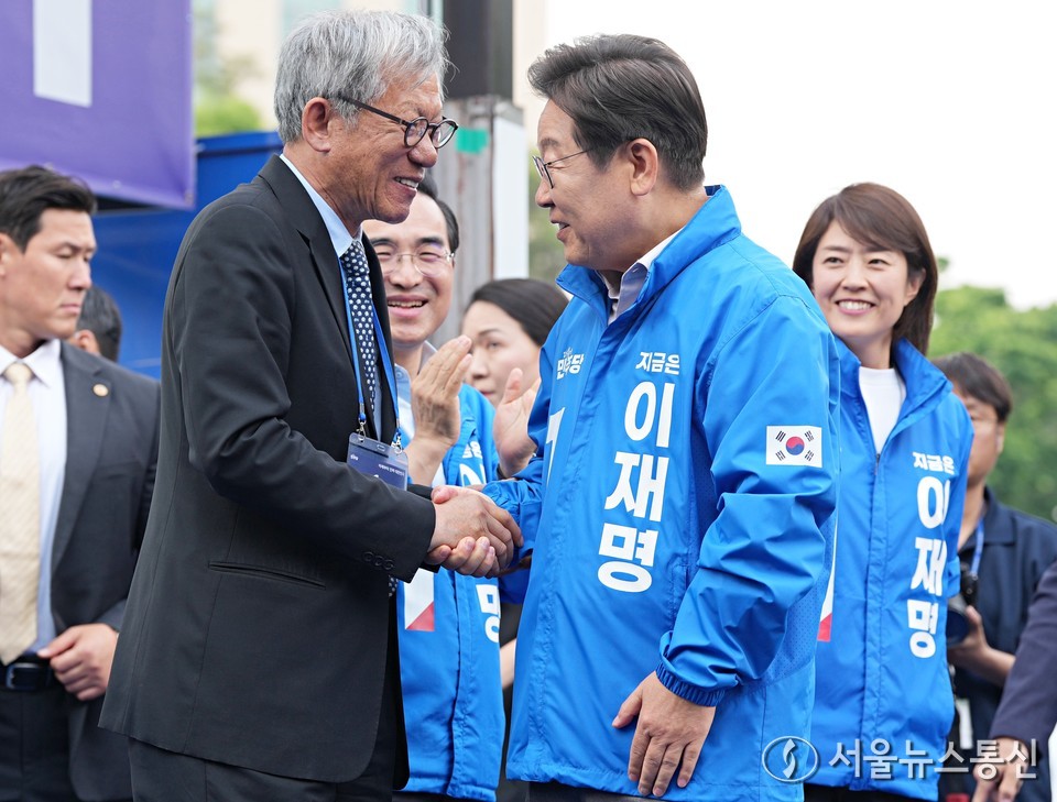 이재명 더불어민주당 대선후보가 28일 오후 서울 광진구 어린이대공원 정문 앞에서 열린 집중유세에서 찬조연설자로 나선 유홍준 교수와 악수를 나누고 있다. (2025.05.28) / 사진 = 서울뉴스통신 신현성 기자