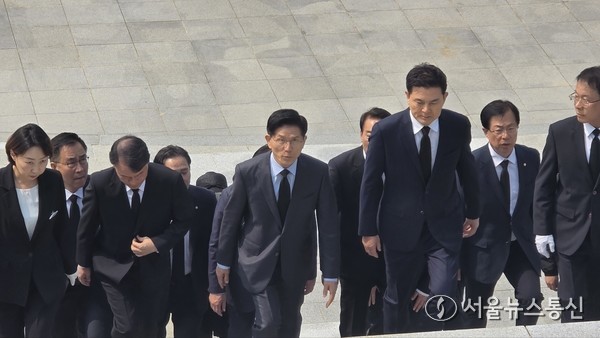 김문수 국민의힘 대선 후보가 28일 경남 창원시 소재 국립 3.15 민주묘지를 찾아 참배하고 있다. 2025.05.28. 이민희 기자 nimini73@daum.net 