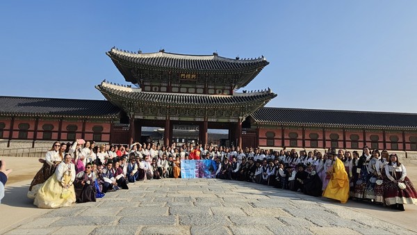 경복궁에서 한복 체험 중인 인센티브 단체 외국인 참가자 /사진제공 서울관광재단 