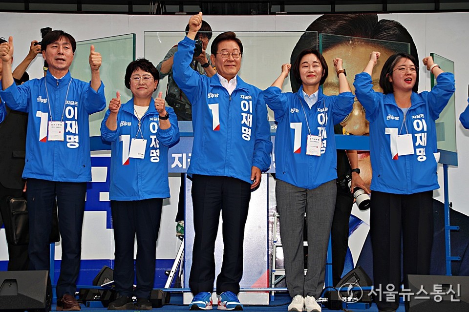 이재명 더불어민주당 대선 후보가 제21대 대통령선거 사전투표 첫날인 29일 오후 서울 송파구 잠실야구장 앞 광장에서 열린 유세에서 엄지를 들어보이고 있다. (2025.05.29) / 사진 = 서울뉴스통신 신현성 기자