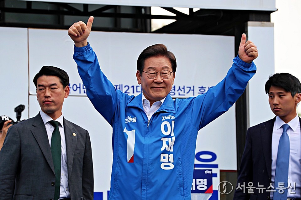 이재명 더불어민주당 대선 후보가 제21대 대통령선거 사전투표 첫날인 29일 오후 서울 송파구 잠실야구장 앞 광장에서 열린 유세에서 엄지를 들어보이고 있다. (2025.05.29) / 사진 = 서울뉴스통신 신현성 기자