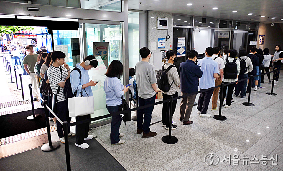 제21대 대통령 선거 사전 투표 첫날인 29일 서울 강남구 역삼1동 사전투표소에서 유권자들이 투표하기 위해 줄을 서 있다. (2025.05.29) / 사진 = 서울뉴스통신 이성현 기자