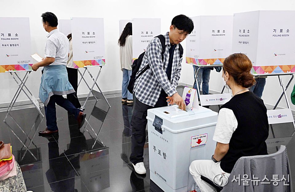 제21대 대통령선거 사전투표가 실시 첫날인된 29일 오전 서울 강남구 역삼1동 사전투표소를 찾은 시민이 소중한 한표를 행사하고 있다. (2025.05.29) / 사진 = 서울뉴스통신 이성현 기자
