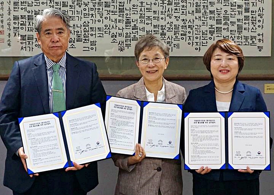 국립극단-국립극장 업무협약식. 박인건(왼쪽부터) 국립극장 극장장, 박정희 국립극단 단장 겸 예술감독, 신은향 문화체육관광부 예술정책관. / 사진 = 국립극단 제공