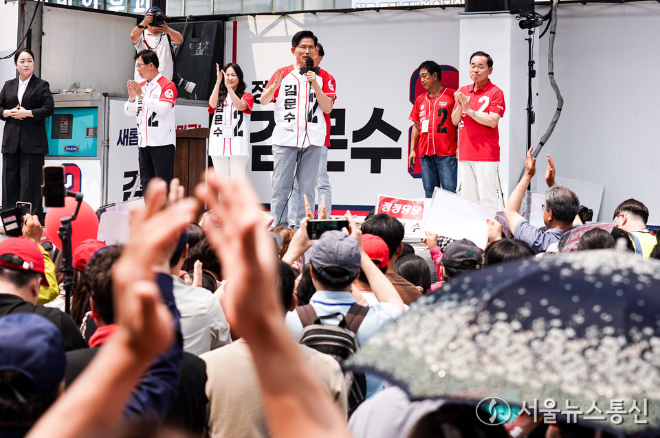 김문수 국민의힘 대선 후보가 29일 경기 시흥시 삼미시장에서 열린 '대역전의 서막, 시흥' 김 후보 집중유세 현장에서 지지를 호소하고 있다. (2025.05.29) / 사진 = 서울뉴스통신 이민희 기자