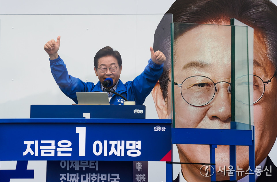 이재명 더불어민주당 대선 후보가 2일 서울 북서울꿈의숲 서문광장에서 유세를 마친 뒤 포즈를 취하고 있다. (2025.06.02) / 사진 = 서울뉴스통신 신현성 기자