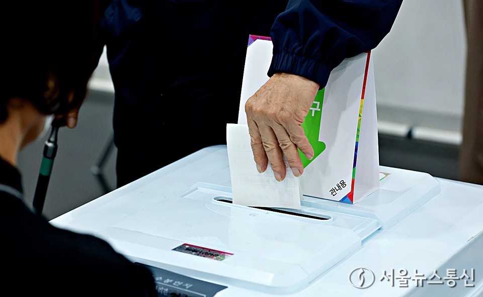 제21대 대통령선거 사전투표가 실시 첫날인된 29일 오전 서울 강남구 역삼1동 사전투표소를 찾은 시민이 소중한 한표를 행사하고 있다. (2025.05.29) / 사진 = 서울뉴스통신 이성현 기자 