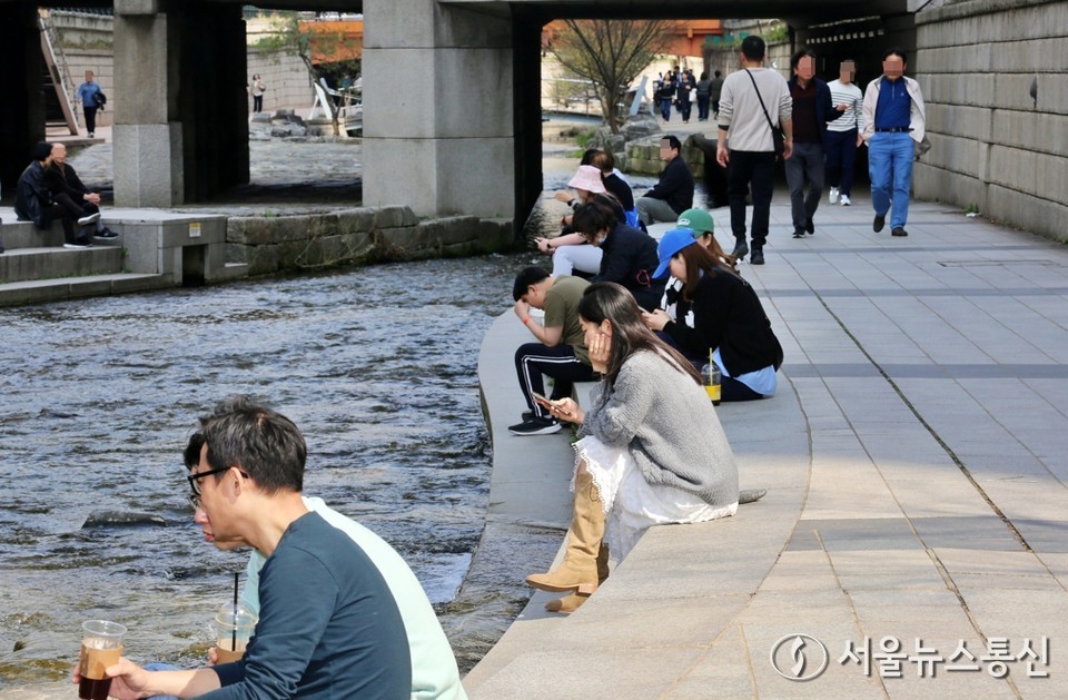 내일(14일)은 전국이 대체로 맑은 가운데 초여름 더위가 이어지겠다. (청계천) / 사진 = 서울뉴스통신 이성현 기자