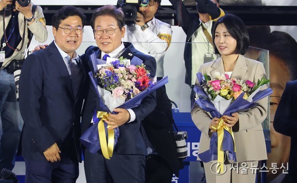 이재명 대통령과 김혜경 여사가 4일 오전 서울 여의도 국회 앞에서 열린 국민 개표방송 행사에서 시민들을 향해 인사하고 있다. 사진 신현성 기자 2025.06.04. snakorea.rc@gmail.com