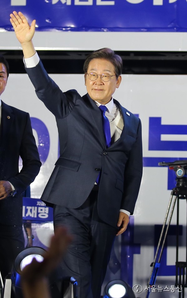 이재명 대통령이 4일 오전 서울 여의도 국회 앞에서 열린 국민 개표방송 행사에서 시민들을 향해 인사하고 있다.사진 신현성 기자 2025.06.04. snakorea.rc@gmail.com