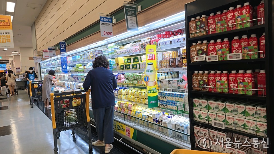 24일 서울 시내의 한 대형마트에 우유가 판매되고 있다. 낙농업계와 유업계는 올해 원유 가격을 정하기 위한 협상을 지난 11일 시작했으며 올해 원유 가격은 농가 생산비와 음용유 사용량 등을 반영해 L당 0~26원을 원유가격에 반영하는 범위에서 협상을 진행한다. 낙농업계는 최대 수준의 인상을 요구하는 반면 유업계는 동결해야 한다는 입장을 고수해 협상이 난항을 겪고 있는 것으로 알려졌다. 낙농진흥회 소위원회에서 가격을 정하면 이사회 의결을 거쳐 오는 8월 1일부터 가격이 반영된다. (2024.06.24) / 사진 = 서울뉴스통신 이성현 기자.