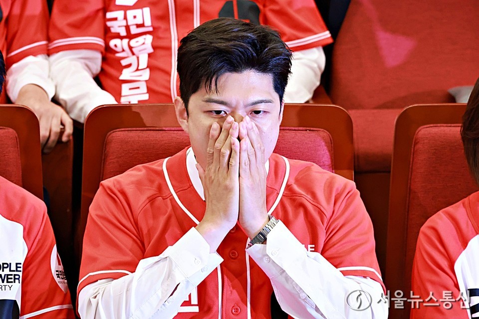 김용태 국민의힘 비상대책위원장이 3일 오후 서울 여의도 국회 도서관에 마련된 제21대 대통령선거개표상황실에서 출구조사 결과를 지켜보고 있다. (2025.06.03) / 사진 = 서울뉴스통신 신현성 기자