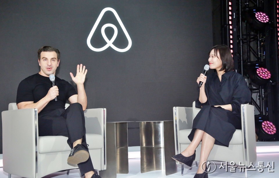 브라이언 체스키(왼쪽) 에어비앤비 공동 창업자 겸 CEO가 4일 오후 서울 용산구 한화손해보험 한남사옥에서 열린 미디어 행사에서 인사말을 하고 있다. (2025.06.04) / 사진 = 서울뉴스통신 신현성 기자