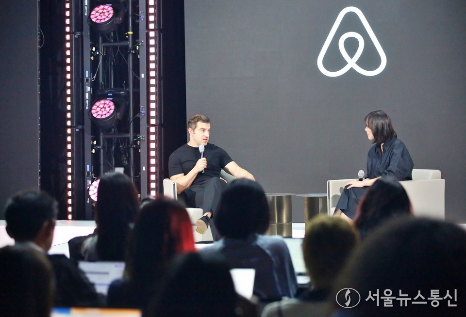 브라이언 체스키(왼쪽) 에어비앤비 공동 창업자 겸 CEO가 4일 오후 서울 용산구 한화손해보험 한남사옥에서 열린 미디어 행사에서 인사말을 하고 있다. (2025.06.04) / 사진 = 서울뉴스통신 신현성 기자