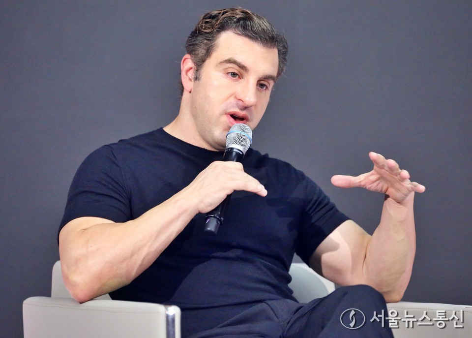 브라이언 체스키 에어비앤비 공동 창업자 겸 CEO가 4일 오후 서울 용산구 한화손해보험 한남사옥에서 열린 미디어 행사에서 인사말을 하고 있다. (2025.06.04) / 사진 = 서울뉴스통신 신현성 기자