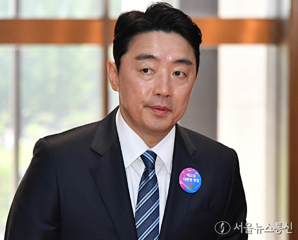 대통령실 비서실장에 내정된 강훈식 더불어민주당 의원이 4일 오전 서울 여의도 국회의사당에서 열린 제21대 대통령 취임선서식에 참석하고 있다. (2025.06.04) / 사진 = 서울뉴스통신 신현성 기자