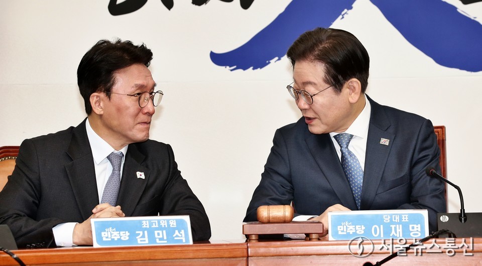이재명 더불어민주당 대표와 김민석 최고위원이 26일 오전 서울 여의도 국회에서 열린 최고위원회의에서 대화하고 있다. 2025.02.26. / 서울뉴스통신 신현성 기자