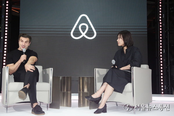 브라이언 체스키 에어비앤비 공동 창업자 겸 CEO 방한 미디어 행사 이미지(왼쪽부터 브라이언 체스키 에어비앤비 공동 창업자 겸 CEO, 서가연 에어비앤비 코리아 컨트리 매니저) /사진 신현성 기자 