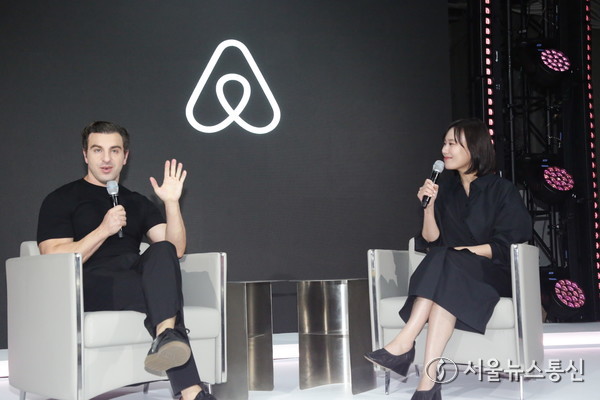 브라이언 체스키 에어비앤비 공동 창업자 겸 CEO 방한 미디어 행사 이미지(왼쪽부터 브라이언 체스키 에어비앤비 공동 창업자 겸 CEO, 서가연 에어비앤비 코리아 컨트리 매니저) /사진 신현성 기자 
