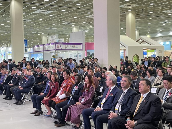‘40주년’을 맞은 서울국제관광전이 5일부터 나흘간 코엑스 C홀서 개최된다. 세계관광산업컨퍼런스도 동시에 열려 국내 및 세계 관광산업의 흐름을 알아갈 수 있다. 45개 국가 및 지역 참여, 관광 500여 부스가 준비돼있다. 사진제공 서울국제관광전조직위 