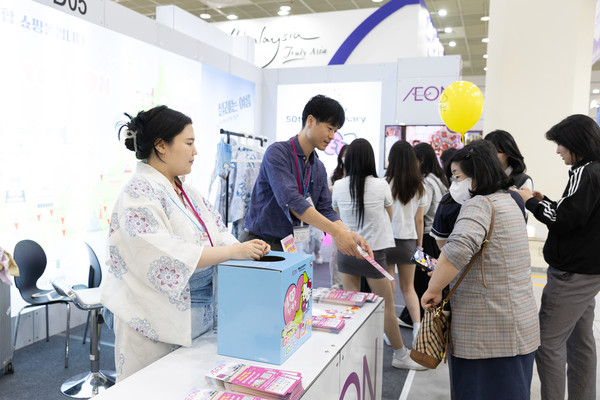 ‘40주년’을 맞은 서울국제관광전이 5일부터 나흘간 코엑스 C홀서 개최된다. 세계관광산업컨퍼런스도 동시에 열려 국내 및 세계 관광산업의 흐름을 알아갈 수 있다. 45개 국가 및 지역 참여, 관광 500여 부스가 준비돼있다. 사진제공 서울국제관광전조직위 