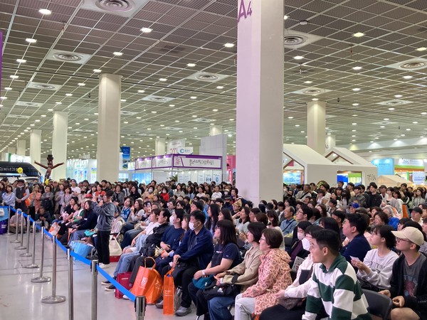 ‘40주년’을 맞은 서울국제관광전이 5일부터 나흘간 코엑스 C홀서 개최된다. 세계관광산업컨퍼런스도 동시에 열려 국내 및 세계 관광산업의 흐름을 알아갈 수 있다. 45개 국가 및 지역 참여, 관광 500여 부스가 준비돼있다. 사진제공 서울국제관광전조직위 