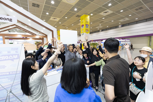 ‘40주년’을 맞은 서울국제관광전이 5일부터 나흘간 코엑스 C홀서 개최된다. 세계관광산업컨퍼런스도 동시에 열려 국내 및 세계 관광산업의 흐름을 알아갈 수 있다. 45개 국가 및 지역 참여, 관광 500여 부스가 준비돼있다. 사진제공 서울국제관광전조직위 