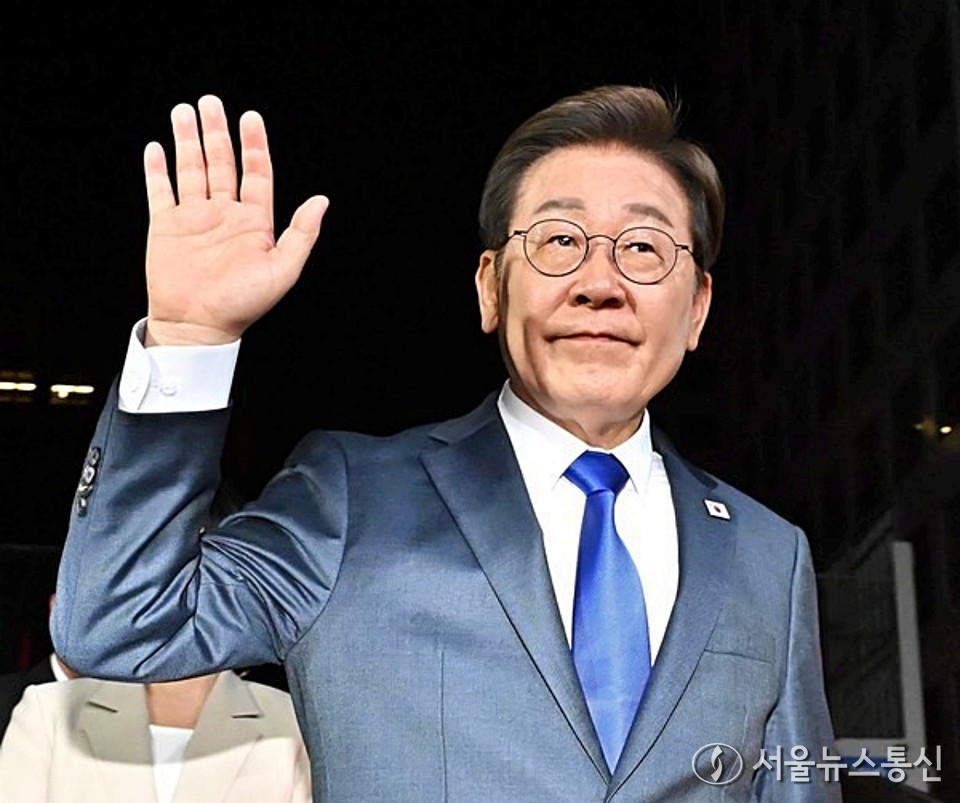 이재명 대통령이 4일 오전 서울 여의도 더불어민주당 당사에 도착해 인사하고 있다. (2025.06.04) / 사진 = 서울뉴스통신 신현성 기자