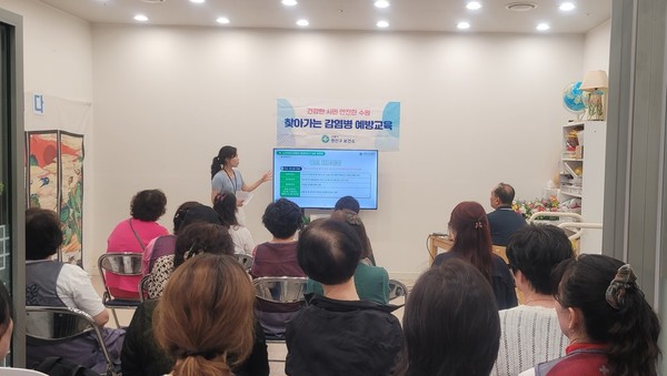 수원시 권선구보건소 관계자가 감염병 예방교육을 하고 있다. [사진=수원시]