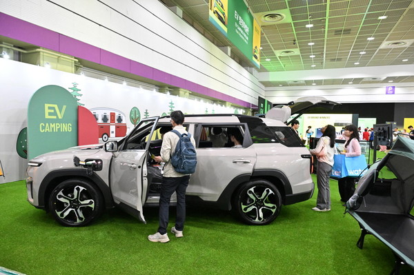 5일 코엑스에서 ‘EV트렌드코리아 2025’ 내의 EV캠핑존에서 EV를 활용한 다양한 캠핑장비를 체험하는 관람객들. / 사진제공 EV트렌드코리아 조직위