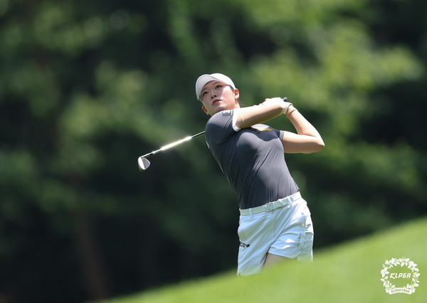 방신실 2025셀트리온퀸즈마스터즈 1R 3번홀 아이언샷 /KLPGA