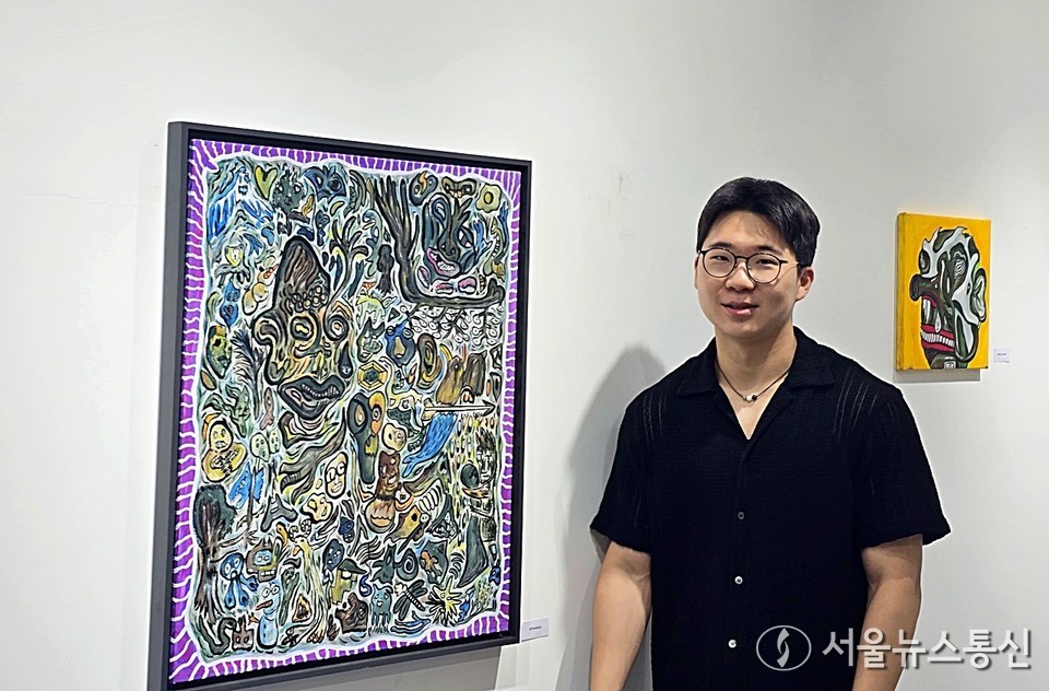 사우 갤러리에서 첫 개인전을 연 황도경 작가는 인체를 모티프로 한 추상 작품들로 자유롭고 직관적인 감정을 표현하며 관람객의 시선을 끌었다. 사진은 황도경 작가와 그의 대표작 '늪'이다. (2025.06.06) / 사진 = 서울뉴스통신 이성현 기자