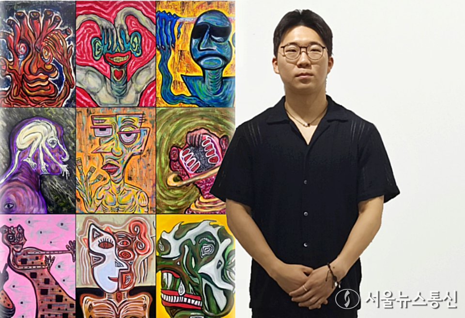 사우 갤러리에서 첫 개인전을 연 황도경 작가는 인체를 모티프로 한 추상 작품들로 자유롭고 직관적인 감정을 표현하며 관람객의 시선을 끌었다. 사진은 황도경 작가와 그의 작품 '무제1~9'이다. (2025.06.06) / 사진 = 서울뉴스통신 이성현 기자