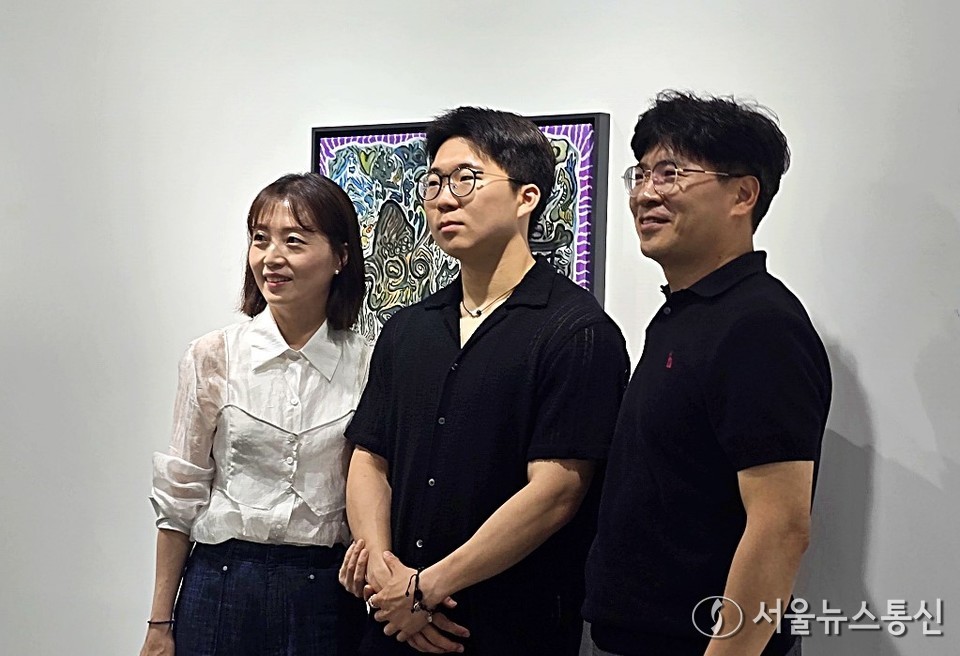 사우 갤러리에서 첫 개인전을 연 황도경 작가는 인체를 모티프로 한 추상 작품들로 자유롭고 직관적인 감정을 표현하며 관람객의 시선을 끌었다. 사진은 황도경 작가가 가족들과 기념 사진을 찍고 있는 모습. (2025.06.06) / 사진 = 서울뉴스통신 이성현 기자