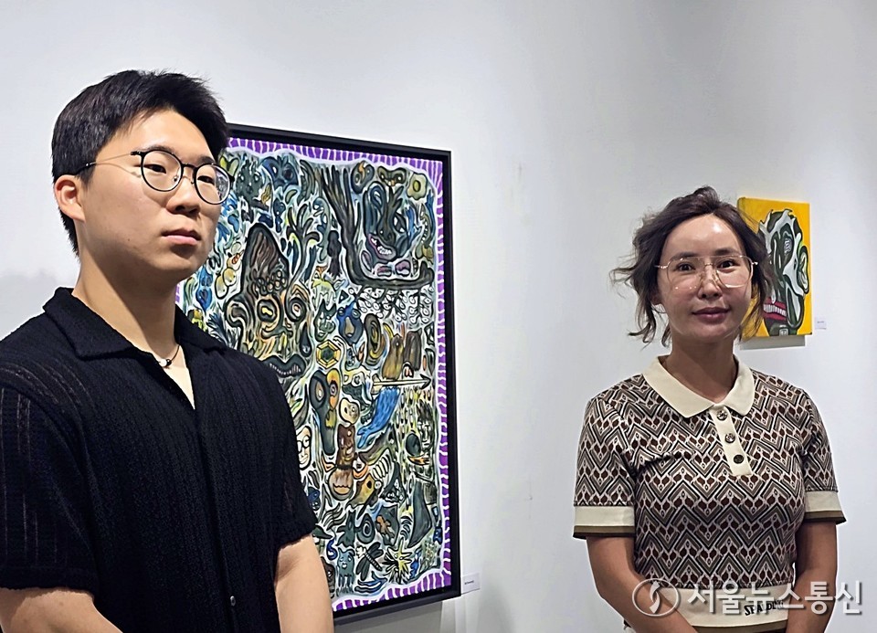 사우 갤러리에서 첫 개인전을 연 황도경 작가는 인체를 모티프로 한 추상 작품들로 자유롭고 직관적인 감정을 표현하며 관람객의 시선을 끌었다. 사진은 황도경 작가와 사우 갤러리 관장 전유나. (2025.06.06) / 사진 = 서울뉴스통신 이성현 기자