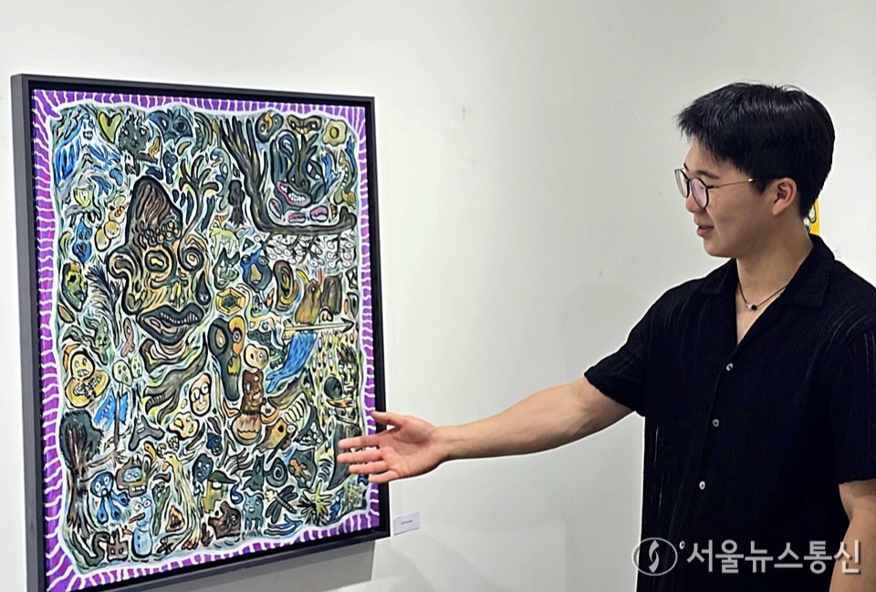 사우 갤러리에서 첫 개인전을 연 22살 청년 작가 황도경의 대표작 ‘늪’을 관람객에게 소개하고 있다. (2025.06.06) / 사진 = 서울뉴스통신 이성현 기자