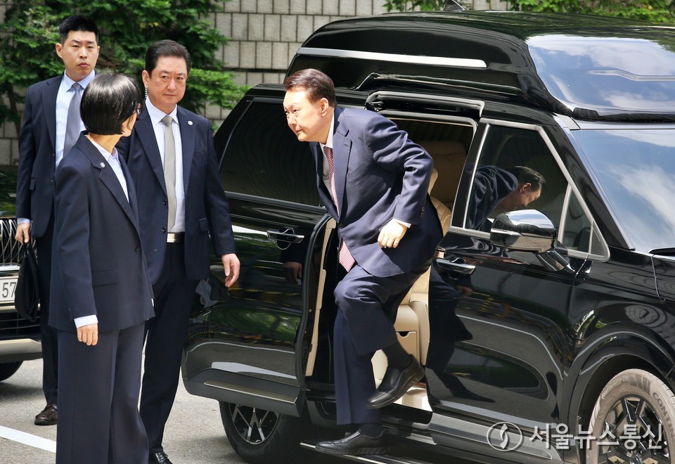윤석열 전 대통령이 9일 서울 서초구 서울중앙지방법원에서 열린 내란 우두머리 혐의·직권남용 권리행사 방해 혐의 사건 6차 공판에 출석하고 있다. (2025.06.09) / 사진 = 서울뉴스통신 신현성 기자