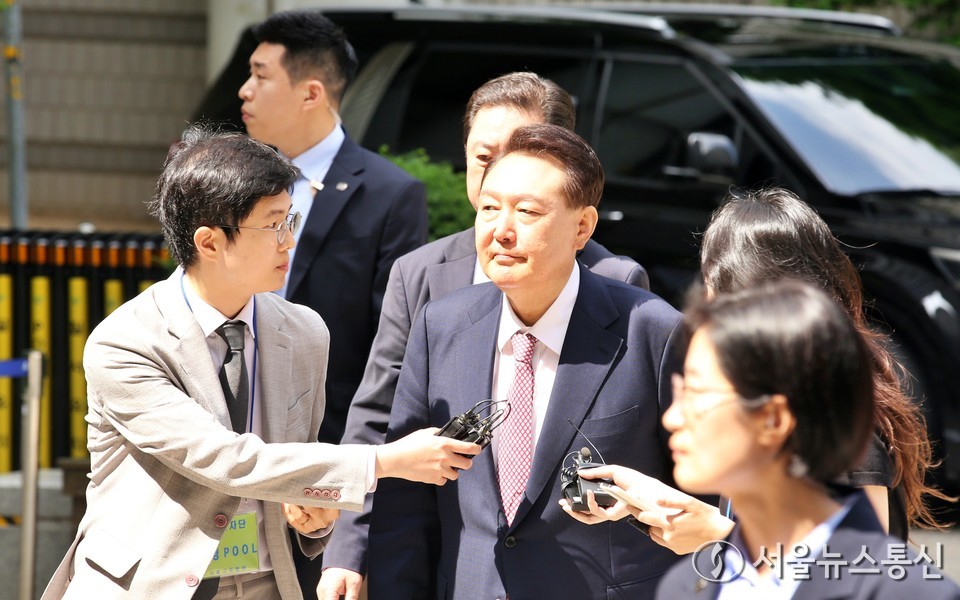 윤석열 전 대통령이 9일 서울 서초구 서울중앙지방법원에서 열린 내란 우두머리 혐의·직권남용 권리행사 방해 혐의 사건 6차 공판에 출석하고 있다. (2025.06.09) / 사진 = 서울뉴스통신 신현성 기자